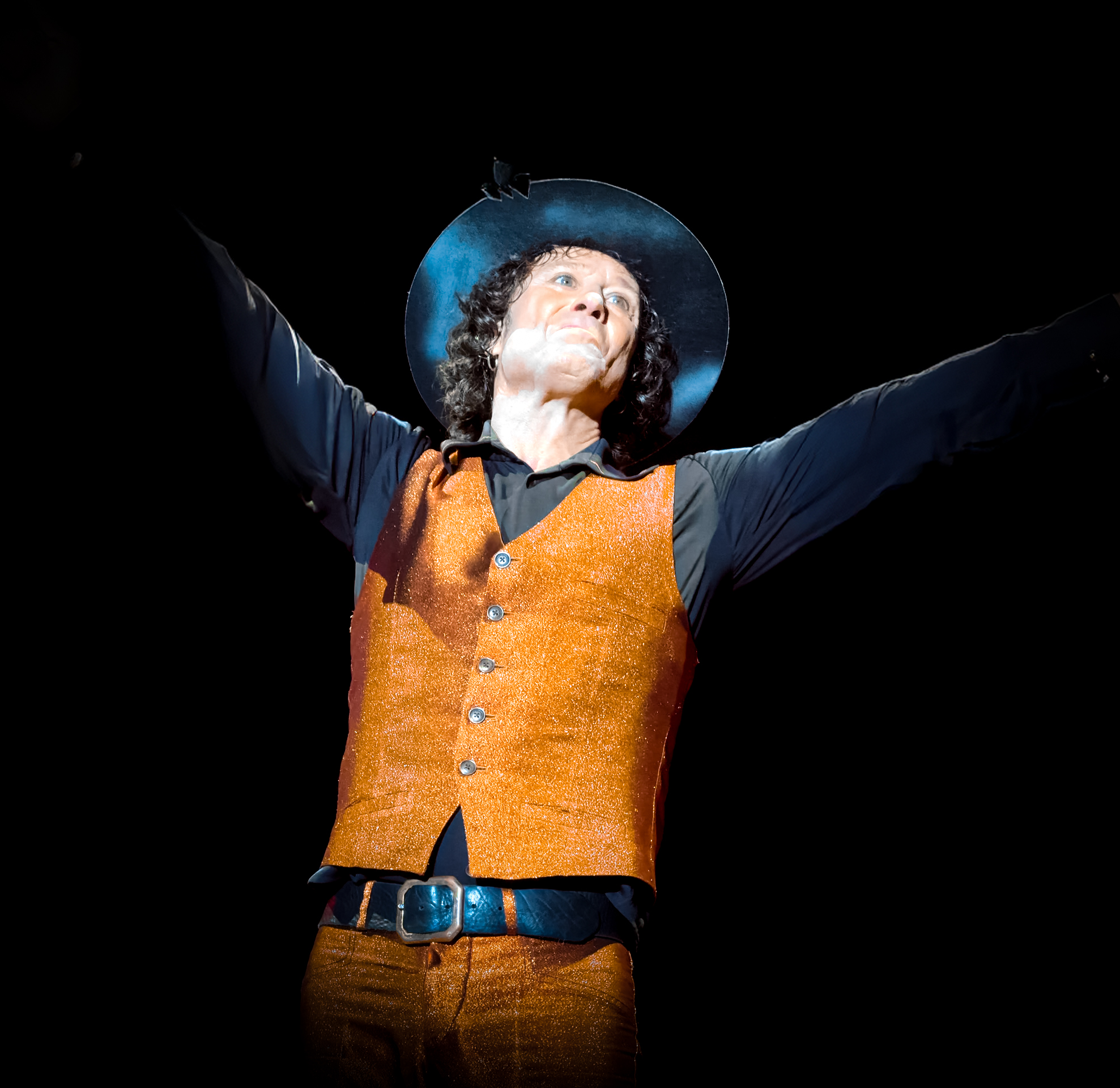 Enrique Bunbury en directo capturado en un momento de máxima intensidad escénica